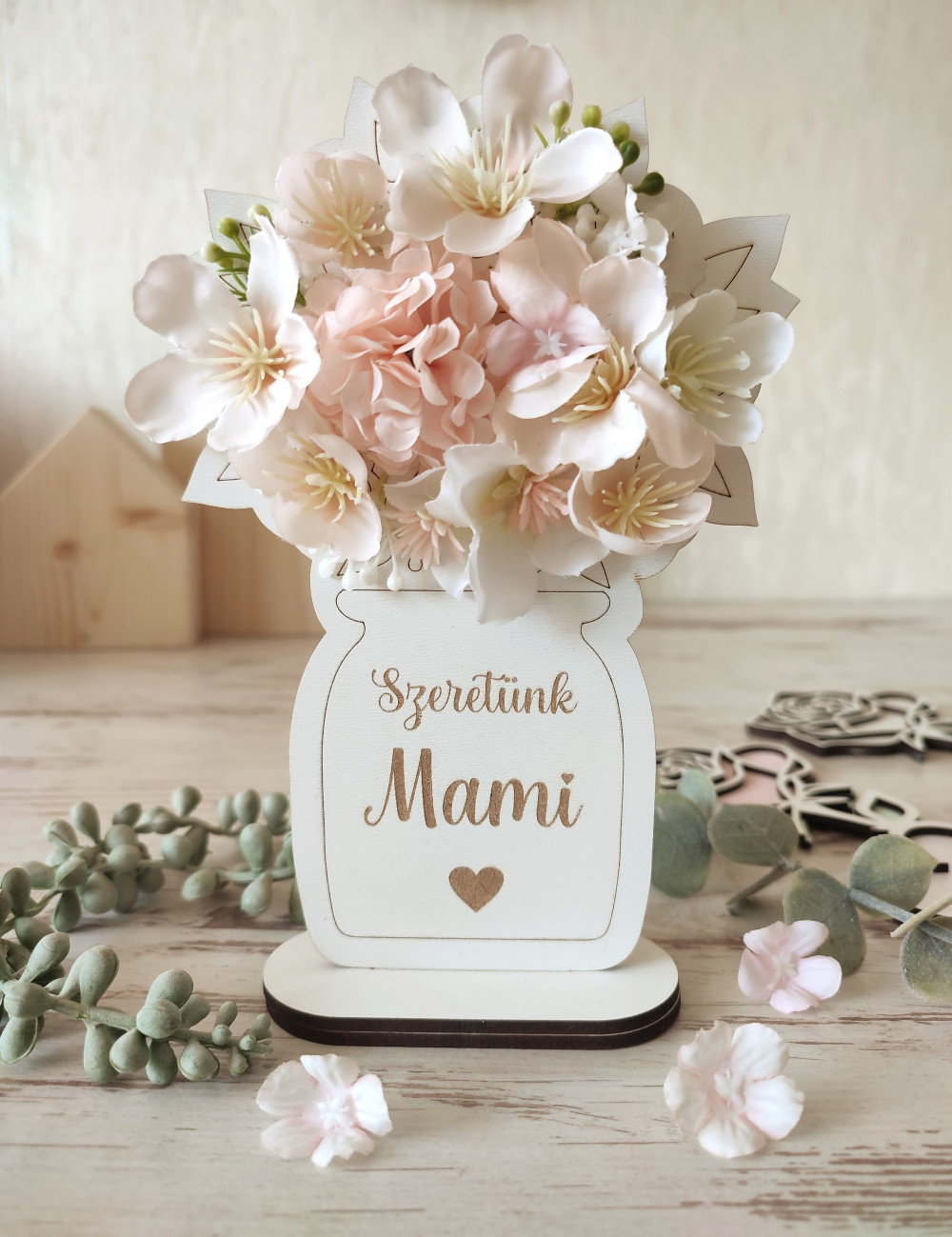 Anyák napi csokor "Szeretünk Mami" felirattal fehér